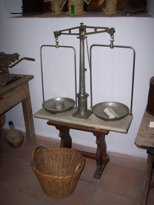 Bonitos rincones con antigüedades que se encuentran dentro de la casa Jaenes (XV)
Os envío algunas fotos de los diferentes rincones y estancias de la casa de los Jaenes. Yo después de tantísimos años es la primera vez que lo visitaba por dentro y me ha encantado. La lástima que esté casi siempre cerrado, lo interesante es que estuviera abierta al menos los fines de semana y así se promocionaría más el pueblo turísticamente. Pues, de que nos sirve tener un pueblo tan bonito, mostrando fachadas y demás, si luego no lo lucimos por dentro. Mostramos el cofre y no el tesoro.
