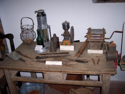 Bonitos rincones con antigüedades que se encuentran dentro de la casa Jaenes (XIV)
Os envío algunas fotos de los diferentes rincones y estancias de la casa de los Jaenes. Yo después de tantísimos años es la primera vez que lo visitaba por dentro y me ha encantado. La lástima que esté casi siempre cerrado, lo interesante es que estuviera abierta al menos los fines de semana y así se promocionaría más el pueblo turísticamente. Pues, de que nos sirve tener un pueblo tan bonito, mostrando fachadas y demás, si luego no lo lucimos por dentro. Mostramos el cofre y no el tesoro.
