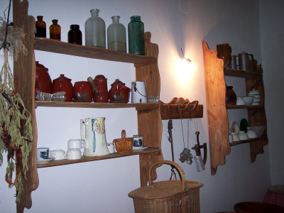 Bonitos rincones con antigüedades que se encuentran dentro de la casa Jaenes (XIII)
Os envío algunas fotos de los diferentes rincones y estancias de la casa de los Jaenes. Yo después de tantísimos años es la primera vez que lo visitaba por dentro y me ha encantado. La lástima que esté casi siempre cerrado, lo interesante es que estuviera abierta al menos los fines de semana y así se promocionaría más el pueblo turísticamente. Pues, de que nos sirve tener un pueblo tan bonito, mostrando fachadas y demás, si luego no lo lucimos por dentro. Mostramos el cofre y no el tesoro.
