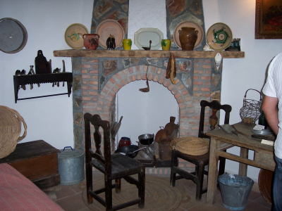 Bonitos rincones con antigüedades que se encuentran dentro de la casa Jaenes (XVIII)
Os envío algunas fotos de los diferentes rincones y estancias de la casa de los Jaenes. Yo después de tantísimos años es la primera vez que lo visitaba por dentro y me ha encantado. La lástima que esté casi siempre cerrado, lo interesante es que estuviera abierta al menos los fines de semana y así se promocionaría más el pueblo turísticamente. Pues, de que nos sirve tener un pueblo tan bonito, mostrando fachadas y demás, si luego no lo lucimos por dentro. Mostramos el cofre y no el tesoro.
LOS ESCENARIOS DE LA VIDA: Edificios. < La Casa de Los Jaenes

