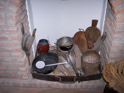 Bonitos rincones con antigüedades que se encuentran dentro de la casa Jaenes (XVII)
Os envío algunas fotos de los diferentes rincones y estancias de la casa de los Jaenes. Yo después de tantísimos años es la primera vez que lo visitaba por dentro y me ha encantado. La lástima que esté casi siempre cerrado, lo interesante es que estuviera abierta al menos los fines de semana y así se promocionaría más el pueblo turísticamente. Pues, de que nos sirve tener un pueblo tan bonito, mostrando fachadas y demás, si luego no lo lucimos por dentro. Mostramos el cofre y no el tesoro.
LOS ESCENARIOS DE LA VIDA: Edificios. < La Casa de Los Jaenes

