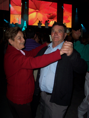 Un feliz matrimonio divirtiendose en el baile
Esta foto se la dedico a ellos, a mis tios Elisa y Paco.
En esta foto muestran lo sonrientes y lo alegres que son. Con esa alegria que amenudo contagian y con la que  no se puede evitar echarte unas risas con ellos. De parte de vuestra sobrina Pili.
