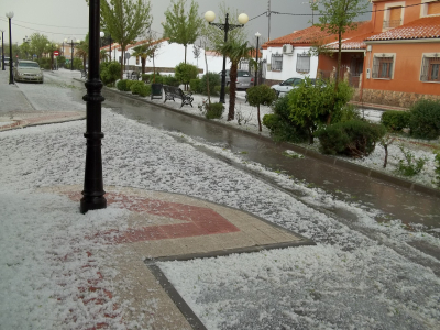 Espectacular granizada en La Guardia. 20-4-2011 CALLE TOLEDO
Desagües atascados por las hojas de los árboles y gran cantidad de granizo, todo en cuestión de minutos.
