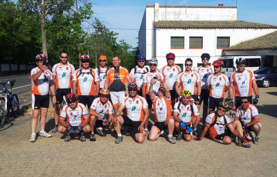CLUB MTB LOS ARRIEROS
PARTE DE LOS COMPONENTES DEL CLUB MTB LOS ARRIEROS EN EL PUEBLO EL MOLINILLO, EN CIUDAD REAL, EL PASADO DIA 9 DE JUNIO, EN UNA RUTA PROGRAMADA DE 35 KM POR LOS MONTES DE TOLEDO, DENTRO DEL PARQUE NACIONAL DE CABAÑEROS Y CAMINO DE LA FINCA DE LOS QUINTOS DE MORA.
