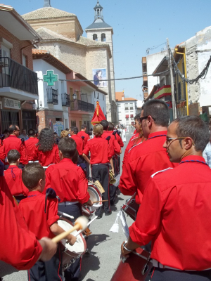 "Nos mira"
La banda de tambores y cornetas "Santo Niño de La Guardia" de regreso a la iglesia el día del Corpus 2011 con la imagen del Santo Niño vigilando su paso...
