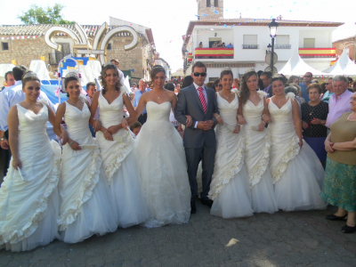 Reina, Damas y Mantenedor. Día 24-9-11
Silvia, Nerea, Pilar, Laura (Reina), Pablo, Alba, Ana y María.
