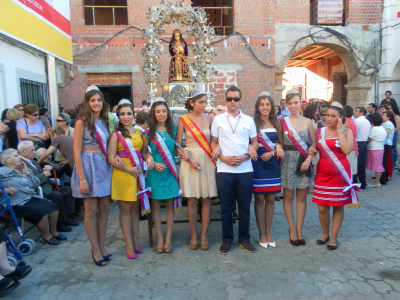 Reina, Damas y Mantenedor. Día 25 junto al Santo Niño.
(Izq. a Dcha.)
Pilar, Silvia, Nerea, Laura (Reina), Pablo, Alba, Ana y María.
