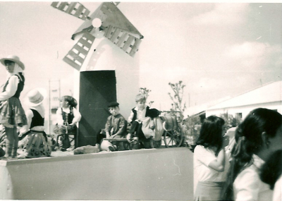 Carroza de 1971, "El molino"
De aquel año solo recuerdo tres carrozas, la de la reina, la tarta y el molino, si alguien tiene mas información o fotos de otras carrozas, serán bien recibidas.
FIESTAS, CELEBRACIONES Y TRADICIONES: < Fiestas patronales 1971
