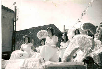 Carroza de la Reina y Damas de 1971
Desfile de la carroza de la Reina y las Damas de Honor por la plaza de La Guardia en las fiestas de 1971.
FIESTAS, CELEBRACIONES Y TRADICIONES: < Fiestas patronales 1971
