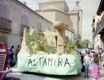 CarrozaAltamira(I) Fiestas1982
Carroza Altamira, también conocida como la T, de temática prehistórica, era una cueva habitada por un hombre de la edad de piedra con pinturas rupestres y un dolmen o menhir (nunca nos pusimos de acuerdo), desfiló en las fiestas de La Guardia en 1982.
FIESTAS, CELEBRACIONES Y TRADICIONES: Fiestas patronales 1982
