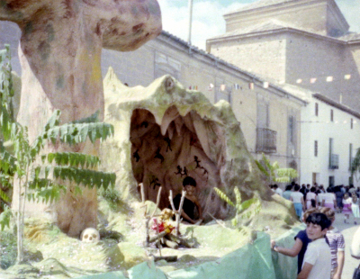 CarrozaAltamira(II) Fiestas1982
Carroza Altamira, también conocida como la T, de temática prehistórica, era una cueva habitada por un hombre de la edad de piedra con pinturas rupestres y un dolmen o menhir (nunca nos pusimos de acuerdo), desfiló en las fiestas de La Guardia en 1982.
FIESTAS, CELEBRACIONES Y TRADICIONES: fiestas patronales 1982
