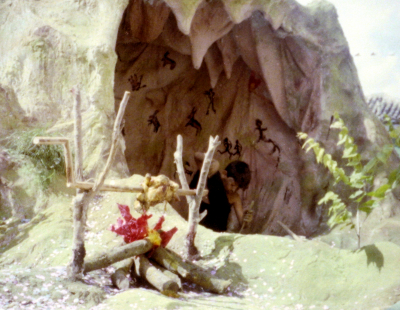 CarrozaAltamira(III) Fiestas1982
Carroza Altamira, también conocida como la T, de temática prehistórica, era una cueva habitada por un hombre de la edad de piedra con pinturas rupestres y un dolmen o Menhir (nunca nos pusimos de acuerdo), desfiló en las fiestas de La Guardia en 1982.
