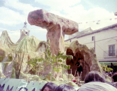CarrozaAltamira(V) Fiestas1982
Carroza Altamira, también conocida como la T, de temática prehistórica, era una cueva habitada por un hombre de la edad de piedra con pinturas rupestres y un dolmen o Menhir (nunca nos pusimos de acuerdo), desfiló en las fiestas de La Guardia en 1982.
