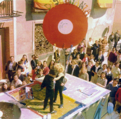 Discomanía (1)
Carroza "Discomanía", participó en el desfile de las fiestas en el año 1979, simulaba un tocadiscos gigante con un vinilo girando  y otro dos dando vueltas en posición vertical, decorada con temática disco de la época, los niños iban vestidos como John Travolta y Olivia Newton John en la película Grease. Ganó el primer premio.
FIESTAS, CELEBRACIONES Y TRADICIONES: < Fiestas patronales 1979
