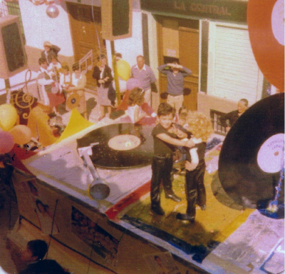 Discomanía (2)
Carroza "Discomanía", participó en el desfile de las fiestas en el año 1979, simulaba un tocadiscos gigante con un vinilo girando  y otro dos dando vueltas en posición vertical, decorada con temática disco de la época, los niños iban vestidos como John Travolta y Olivia Newton John en la película Grease. Ganó el primer premio.
FIESTAS, CELEBRACIONES Y TRADICIONES: Fiestas patronales 1979
