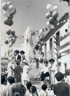 La carroza Bazar de la ilusión, más conocida como "la tarta" (I)
La carroza "El bazar de la ilusión", popularmente conocida como "La tarta", era realmente como una tarta nupcial de tres pisos en la que había de todo: torero, médico, enfermera, futbolista, bailarina, hippie, flamencos, chulapos, peter pan y campanilla (creo), e incluso un hada madrina en todo lo alto, realmente un bazar, la ilusión la poníamos todos.
