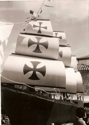 Carabela Fiestas 1972
Aquel año participó una carroza bastante impresionante para la época, yo apenas la recuerdo por que iba de mosquetero montado en la carroza de Cervantes, pero por las fotos tenía bastante buena pinta, parece una de las carabelas de Cristobal Colón, era muy alta, en la foto se aprecia como el mástil se enreda con los banderines, supongo que gano el primer premio, me gustaría saber algo mas si alguien tiene mas información. 
