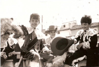Carroza En un lugar de la Mancha (I)
Desfile de carrozas del año 1972 en La Guardia, la carroza era de Cervantes escribiendo el Quijote y los personajes iban de la época, mi primo Jose Vicente y yo íbamos vestidos de mosqueteros y todo el rato nos decían que saludáramos con el sombrero y que chocásemos las espadas, recuerdo que lo pasé muy bien
