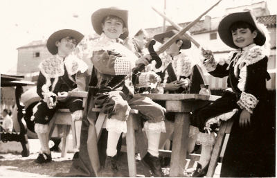 Carroza En un lugar de la Mancha (I). Fiestas patronales 1972
Carroza "En un lugar de la Mancha" en el desfile de carrozas del año 1972 en La Guardia. En una mesa estaba Miguel de Cervantes, se supone que escribiendo el Quijote, los personajes iban vestidos como en un mesón de la época (siglo XVII), y también estábamos nosotros vestidos de mosqueteros¿?, por eso mucha gente pensaba que era Alejandro Dumas el escritor, en fin.. un poco surrealista todo, mi primo Jose Vicente iba de Dártagnan y los otros tres íbamos de Athos, Porthos y Aramis.

