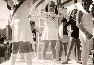 Carroza Munich 72
Carroza Munich 72, en el desfile de las fiestas de 1972, Tenía un gran pebetero con el fuego olímpico y un podio para los ganadores, los niños iban vestidos de deportistas, gimnastas, boxeadores, tiradores, corredores, etc.. Reconozco a Domingo de gimnasta en primer plano a la derecha  y a Eduardo al fondo vestido de boxeador, las chicas creo que se llaman Montse y Susana, pero no estoy muy seguro, tal vez alguien las reconozca mejor 
FIESTAS, CELEBRACIONES Y TRADICIONES: Fiestas patronales 1972
