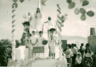 La carroza Bazar de la ilusión, más conocida como "la tarta" (III)
El bazar y los ilusionados, todos teníamos entre 5 y 7 años.
FIESTAS, CELEBRACIONES Y TRADICIONES: < Fiestas patronales 1971
