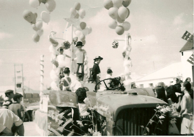 La carroza Bazar de la ilusión, más conocida como "la tarta" (IV)
La carroza de 1971 popularmente conocida como la tarta vista por delante.
FIESTAS, CELEBRACIONES Y TRADICIONES: < Fiestas patronales 1971

