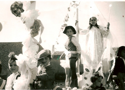 La carroza Bazar de la ilusión, más conocida como "la tarta" (V)
Los chulapos, Peter Pan, campanilla y el hada madrina.
Palabras clave: la tarta fiestas 1971 carrozas