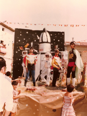 Planeta X. Fiestas 1978
La carroza Planeta X, más conocida como "el cohete", fiestas de La Guardia en el año 1978. Un cohete tripulado por dos astronautas y un robot aterriza en el planeta X y son atacados por extraterrestres: "los equisianos". Era nuestra primera carroza, empezamos a hacerla antes de tener remolque y nos pasamos el verano haciendo cráteres de yeso en el suelo. La pandilla eramos: Angel, Paco, Ignacio, Eduardo, Tejero, Juanjo, Domingo, José Antonio, Miguel, Novillo, José Luis, Alejandro, José Vicente y Juan Carlos
