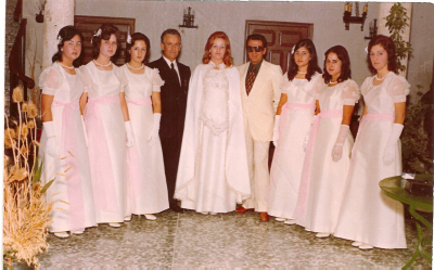Reina y damas de honor de las fiestas de La Guardia en 1971
De izquierda a derecha: Inés, Margarita López Tejero, Maribel Peláez Redajo, Gabriel (Mantenedor), Teresa (Reina), padre de la Reina, Pili (la de la tía Veneranda), Emilia y Lourdes Cabeza Gómez.
