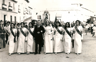 Reina y damas de honor de las fiestas de La Guardia en 1971 por la plaza en la procesión del Santo Niño
Reina y damas de honor de las fiestas de La Guardia en 1971 por la plaza en la procesión del Santo Niño.
De izquierda a derecha: Maribel Peláez Redajo, Margarita López Tejero, Inés, Gabriel (Mantenedor), Teresa (Reina), Pili (la de la tía Veneranda), Emilia y Lourdes Cabeza Gómez.
FIESTAS, CELEBRACIONES Y TRADICIONES: < Fiestas patronales 1971
