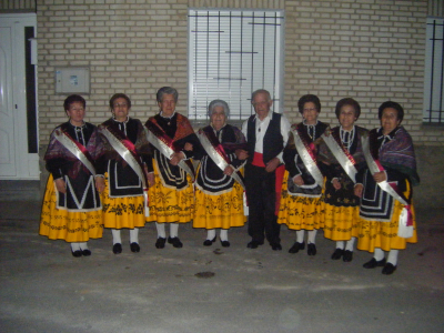REINA MAYOR MANCHEGA CON SU MANCHEGO MAYOR DE HONOR Y SUS MANCHEGAS DE HONOR
FRANCISCA, LUCI, DORA, FLORA, LUCIO, TOMASA, EUGENIA Y JESUSA EN LAS FIESTAS DE CASTILLA LA MANCHA DEL 2010
Palabras clave: FIESTAS DE CASTILLA LA MANCHA