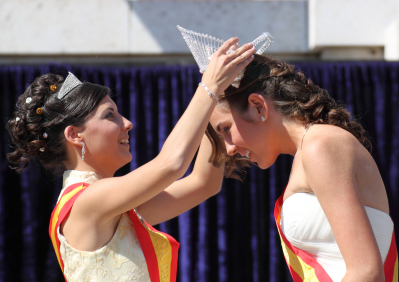 Coronación de la reina de las fiestas 2011.
Leticia, reina de las fiestas 2010, impone la corona a Laura, reina de las fiestas 2011.
Palabras clave: fiestas reina