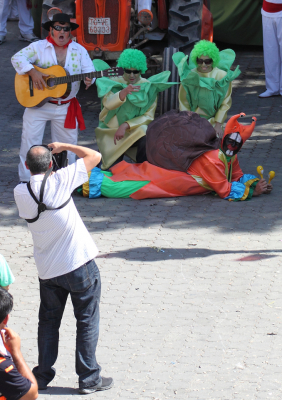 Inmortalizando las fiestas ( La tumbadita del caracol) 24-9-11
Componentes de la peña Los Timbales posan para Nauta, colaborador de proyecto tupi, al que aprovecho para mandar un saludo desde aquí.
Palabras clave: fiestas 2011 carrozas