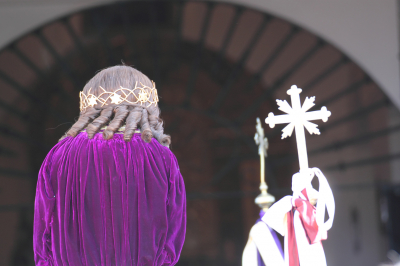 Hasta el año que viene. (27-09-2011)
Imagen del Santo Niño, momentos ántes de entrar a su ermita al finalizar las fiestas. Siguiendo la tradición, el primer sábado de septiembre de 2012, volverá al pueblo para comenzar unas nuevas fiestas en su honor.
Palabras clave: Santo Niño Ermita Despedida