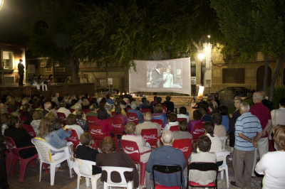 TRADICIONES AL FRESCO 2012 (III EDICION).31.Agosto.LA GUARDIA EN EL CINE II
Segunda entrega de las proyecciones "Tradiciones al fresco". Esta vez fue en la Glorieta y con una gran afluencia de público, igual que en la anterior proyección.
  El tema, "La Guardia en el cine II". Excelente realización de Fernando Navarro donde nos mostró escenas de películas donde aparecen parajes y personas de La Guardia.
Enhorabuena a Fernando y a la organización de Proyecto Tupi.


Palabras clave: tradiciones al fresco 2012