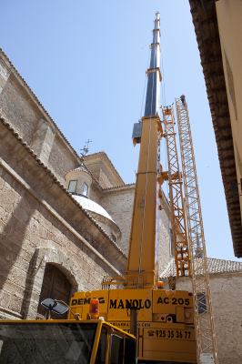 Instalación de grua para las obras del tejado de la iglesia. (18-Julio-2012)  II
Palabras clave: la iglesia