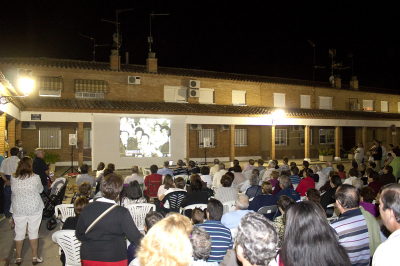 TRADICIONES AL FRESCO 2012 (III EDICION)."UN REFRESCO DEL PASADO" .8 Septiembre 2012
Tercera y última proyección de "Tradiciones al Fresco 2012" con el título "Un refresco del pasado", una magnifica realización de Mario Fernández (Comolobos) en la que nos mostró escenas de la vida cotidiana en el pasado de nuestro pueblo. Enhorabuena, Mario! 
Palabras clave: tradiciones al fresco 2012