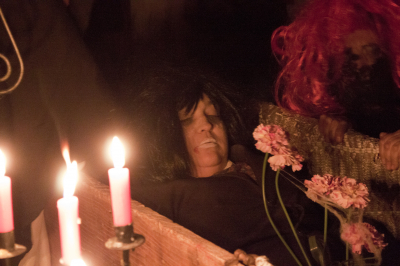 CASA DEL TERROR (29-10-2011)  R.I.P
Durante el recorrido por la casa del terror nos encontramos con éste difunto. Descanse en paz... ¿ O quizás no...?
Palabras clave: casa del terror