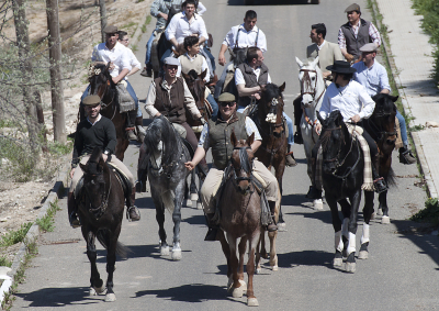PRIMER ENCUENTRO ECUESTRE DE LA GUARDIA (14-ABRIL-2013) 
Varios de los caballos y jinetes participantes, subiendo por la cuesta de la fuente hacia la plaza.
Palabras clave: encuentro ecuestre, caballos