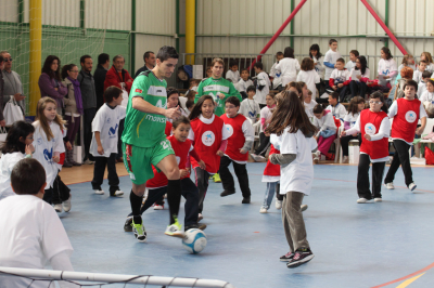 GIRA MEGACRACKS INTERMOVISTAR EN LA GUARDIA. (15-11-2011)
Varios chicos del colegio Valentín Escobar de La Guardia disputan el balón con Ortiz, jugador del Inter Movistar.
EVENTOS POPULARES: < Otros eventos
Palabras clave: Inter movistar La Guardia deportes
