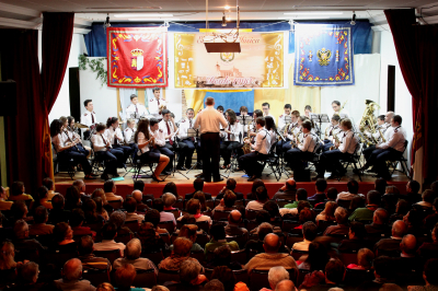 CONCIERTO, DÍA DE LA CONSTITUCIÓN. (6-12-2011)
Concierto ofrecido por la banda de música municipal Aurelio Mascaraque. Con el paso de los años se ha convertido ya en un clásico. Aforo completo, en ésta ocasión el auditorio se quedó pequeño, el escenario también.
ASOCIACIONES MUSICALES: Banda municipal
Palabras clave: Banda municipal escuela de música.