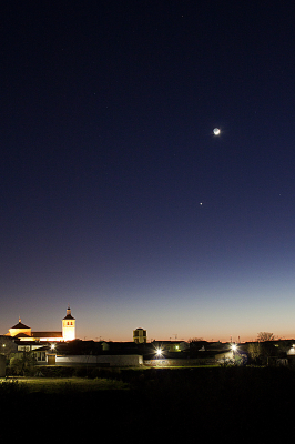 CONJUNCIÓN DE LA LUNA Y VENUS. (27-12-2011)
Fenómeno astrológico visible prácticamente desde todos los puntos del país. En La Guardia se vio así.
En la antiguedad existían creencias de que éstas conjunciones traían consigo mensajes para el hombre. Hoy en día sabemos que se tratan de meras conjunciones sin influencia para la vida del hombre.

 
  


Palabras clave: conjunción de la luna y venus.