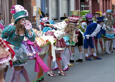 JUEGA CONMIGO
Componentes de la asociación juvenil "El Trajín" en plena actuación.
Palabras clave: carnavales el trajin