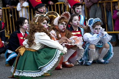 JUEGA CONMIGO IV (Las muñecas atentas al jurado,)
Palabras clave: el trajin, juega conmigo, carnavales
