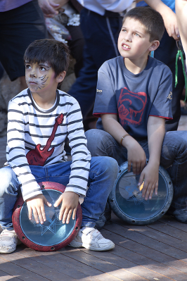 XXX fiesta de Castilla la Mancha. ( Taller de percusión)
Niños escuchan atentamente las instrucciones de los monitores del taller de percusión realizado en la glorieta por el grupo Sambanés.
Palabras clave: fiestas castilla la mancha