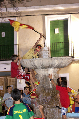 CELEBRACIÓN EUROCOPA 2012 (1 Julio de 2012)
 Varios niños suben a la fuente de la Plaza para poner la bandera tras el triunfo de la selección española de fútbol en la Eurocopa 2012.
Palabras clave: eurocopa, celebración.