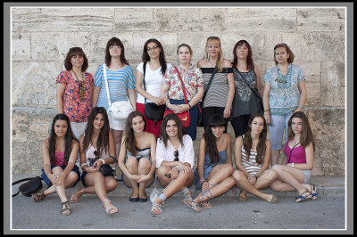 REINA Y DAMAS DE HONOR 2012 CON SUS MADRES. (14-07-2012)
Reina y damas de honor de las Fiestas de La Guardia 2012 junto con sus madres tras la elección.
Palabras clave: REINA Y DAMAS 2012