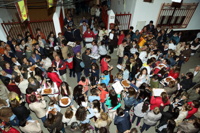 Mayos. 1 de Mayo de 2014
La Reina y Damas de Honor, junto con sus familias reparten chocolate con churros a todos los asistentes.
Palabras clave: los mayos
