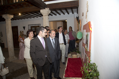 Inauguración exposiciones en La Casa de Los Jaenes.
El pregonero, Santiago Pérez, visita las exposiciones de la Casa de Los Jaenes acompañado del Alcalde Javier Pasamontes y demás autoridades.
Palabras clave: casa de los jaenes