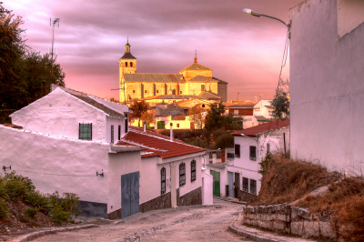 la cañadilla en otoño.
¿Quién no ha hecho una foto desde la cañadilla? Esta es mi versión de una de las imágenes más típicas de nuestro pueblo, en una tarde de otoño cuando los últimos rayos de sol iluminaban la iglesia entre un cielo cubierto de nubes . Aún no estaba puesta la grua.
Palabras clave: la cañadilla, otoño